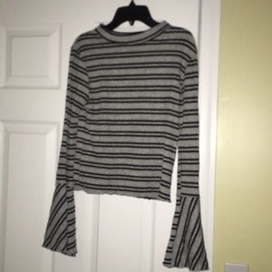 Cropped flare sleeve top